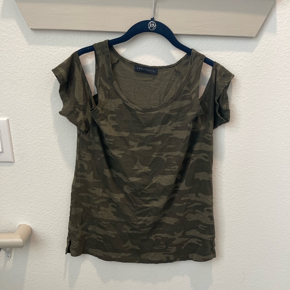 Sanctuary Camo open shoulder tee - medium
